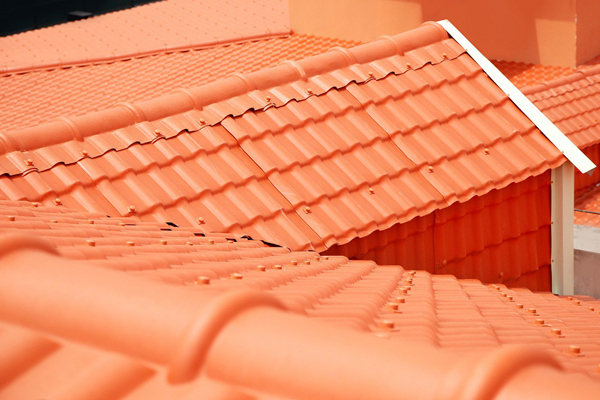 成都樹(shù)脂瓦廠家分析琉璃瓦的區(qū)別