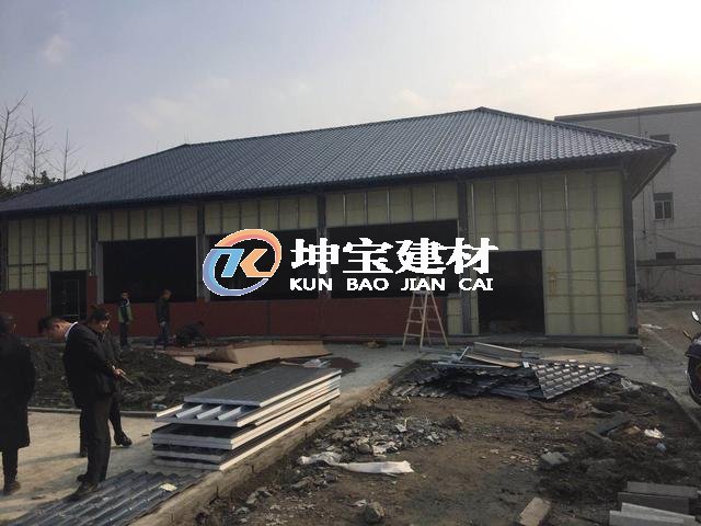 成都雙流蛟龍港工業(yè)廠區(qū)正在翻修屋面建設(shè)改造